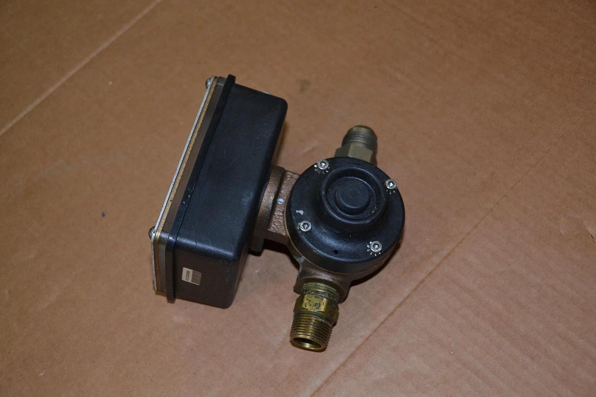 Used UFM Universal Flow Monitors Flow Meter B51678 SN-BSF5GM-6-32V1.0A1WU-PC3