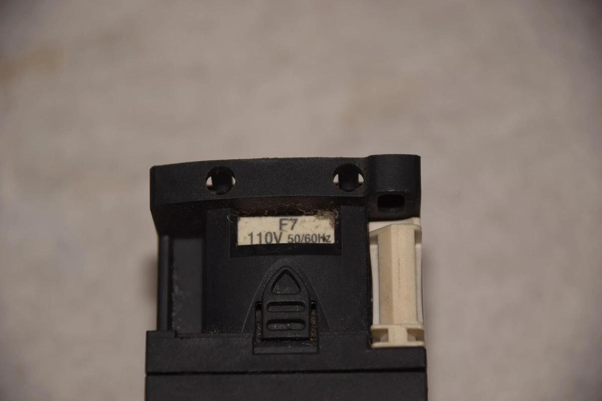 Used SQUARE D / TELEMECANIQUE LC1 D09 LC1D09 110V 50/60Hz CONTACTOR