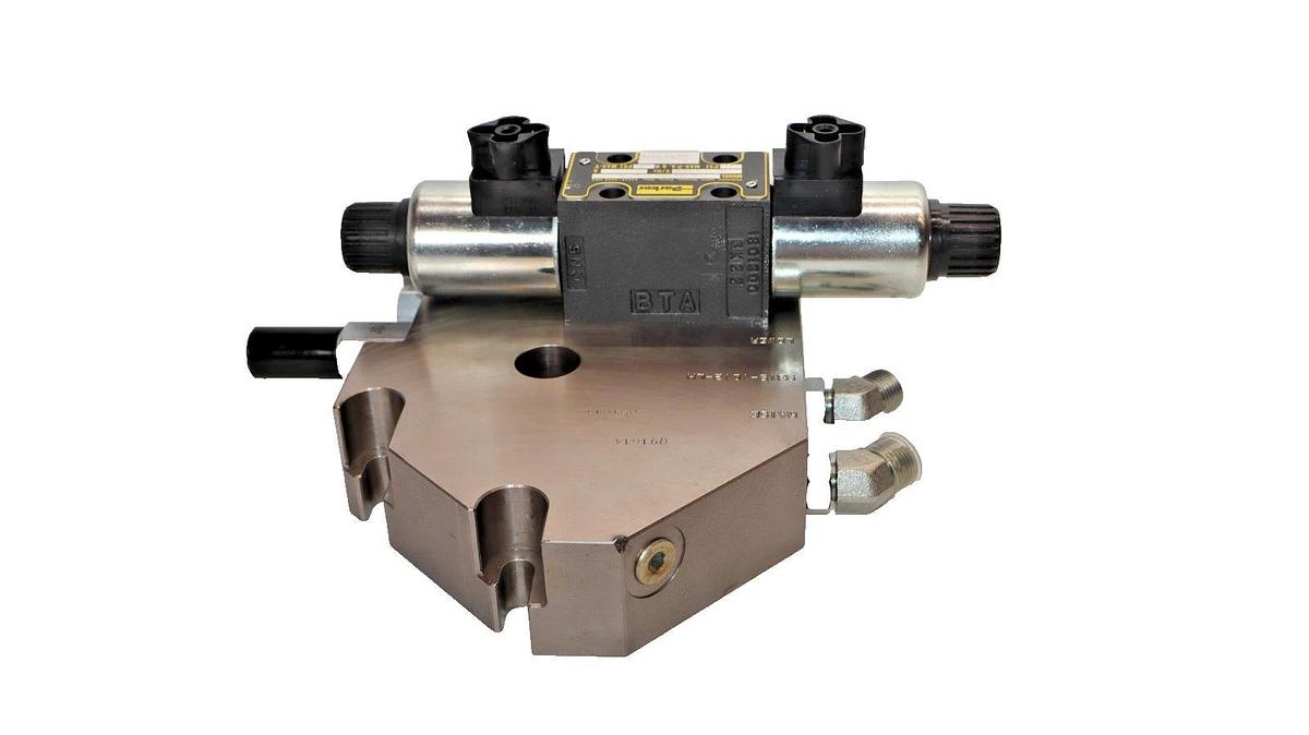 Parker Hyd Directional Control Valve D1FWE02FCNJW030 W/Daman Manifold D28350 NEW