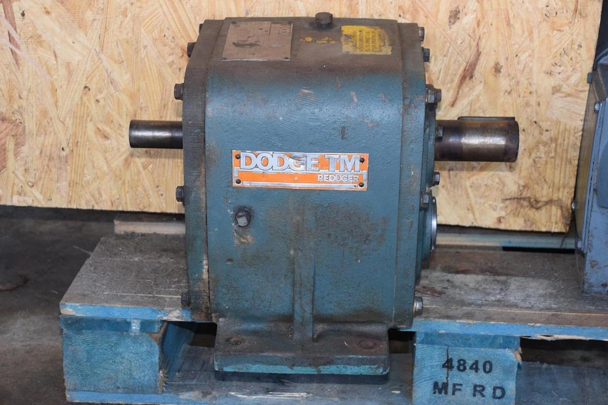 Used DODGE TM DR300 INLINE GEAR REDUCER 25.6:1 RATIO 7.42 HP T10309 XL