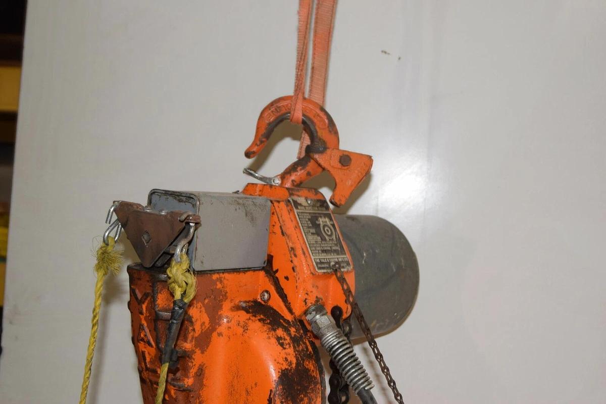 Used Yale Electric Chain Hoist 1 Ton 2000lb 1K9FPG3 3Ph 440v 1K9FPG3N  10' Chain Drop