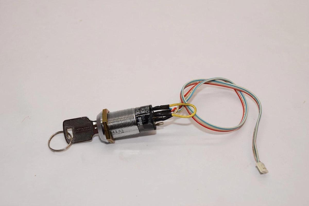 Used IDEC TYPE KH 125Vac 1A Key Switch
