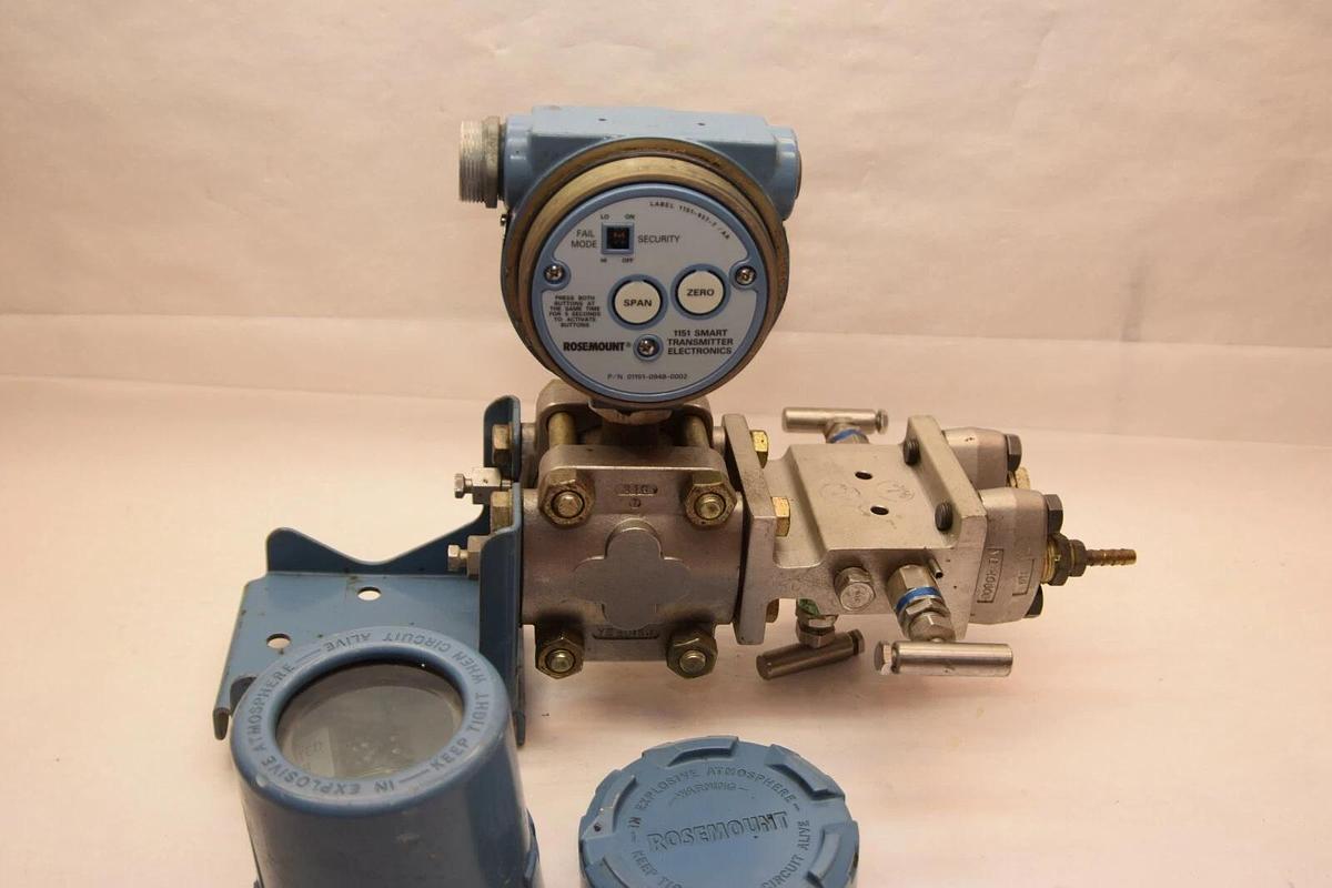 Used ROSEMOUNT 1151DP3S22B1M7 Pressure Transmitter W/ 01151-0150-0002 Manifold