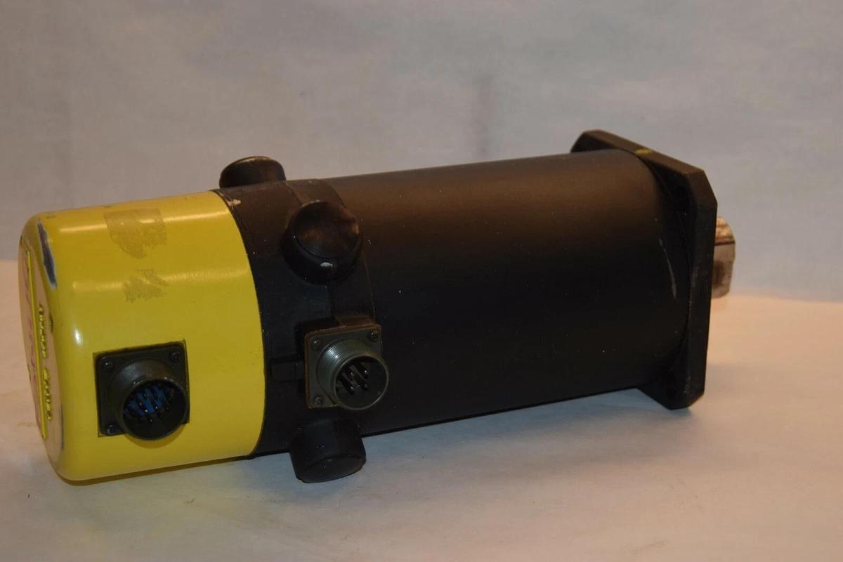 Used FANUC DC Servo Motor 5M A06B-0642-B011  2000N 151V