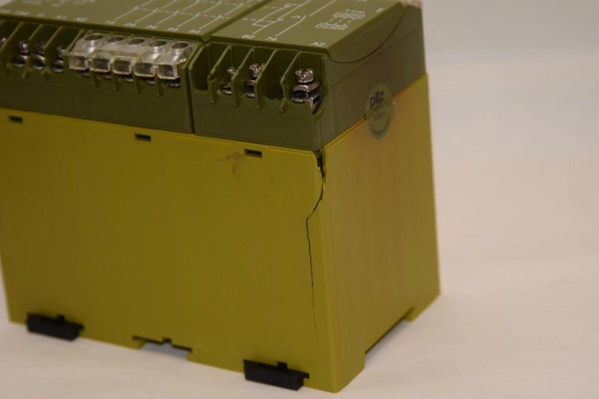 Used PILZ PNOZ 3 240Vac 9Va 50/60Hz 474859 Safety Relay *Crack*