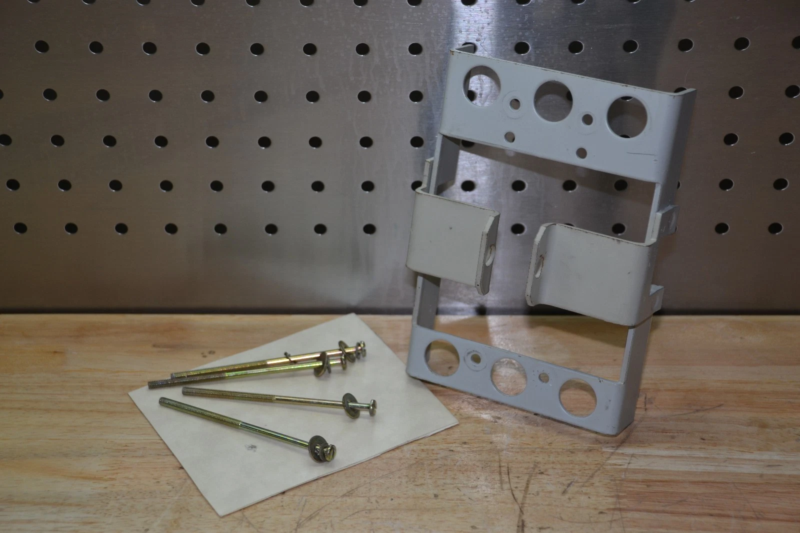 Used GE SAFETY LOCK OUT PLATE FOR TED136YT100 BREAKER
