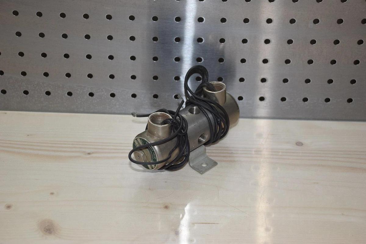 AIRMATIC VALVE 352504 1 10W 10/60V 150psi VALVE NEW