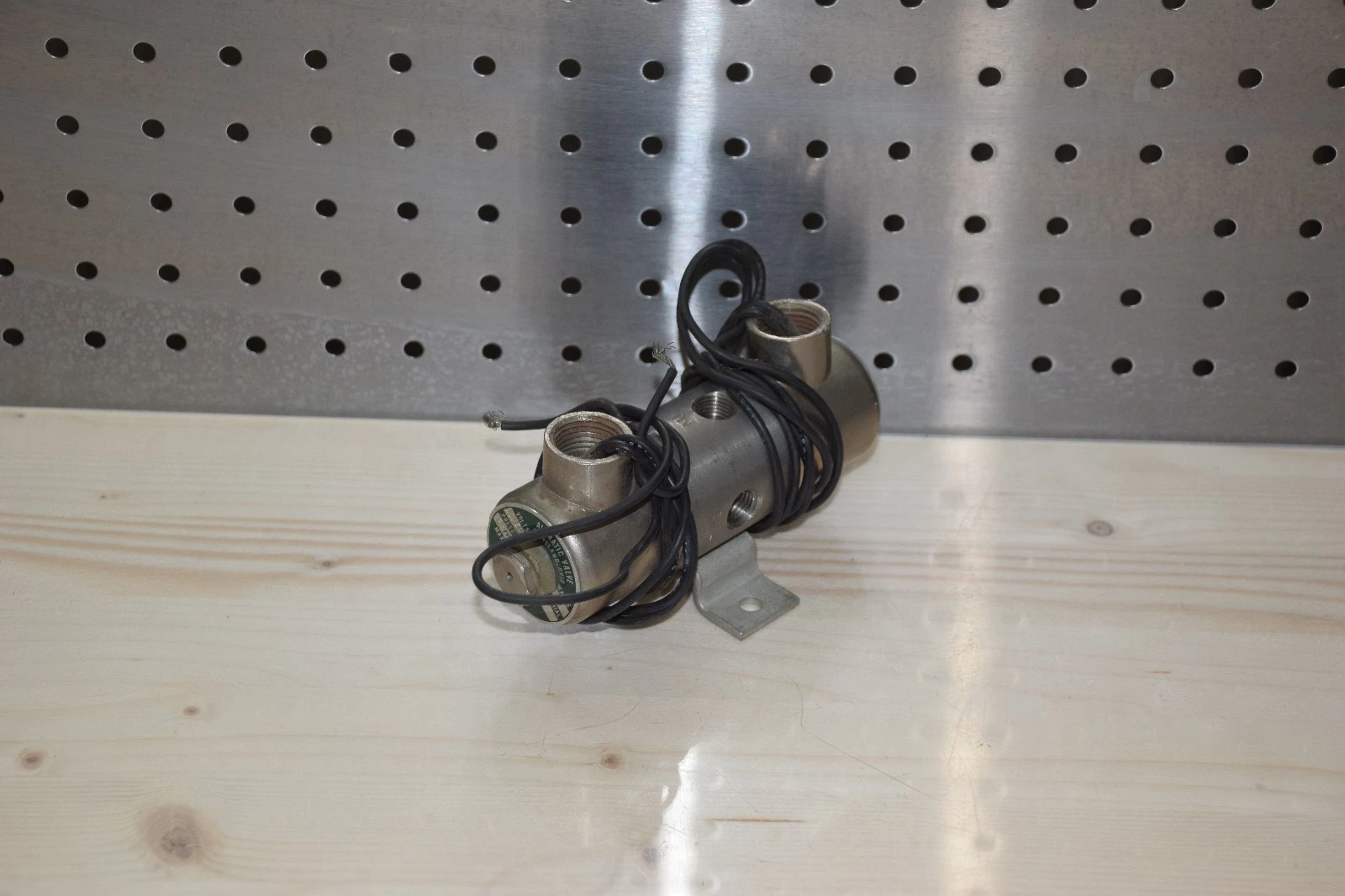 AIRMATIC VALVE 352504 1 10W 10/60V 150psi VALVE NEW