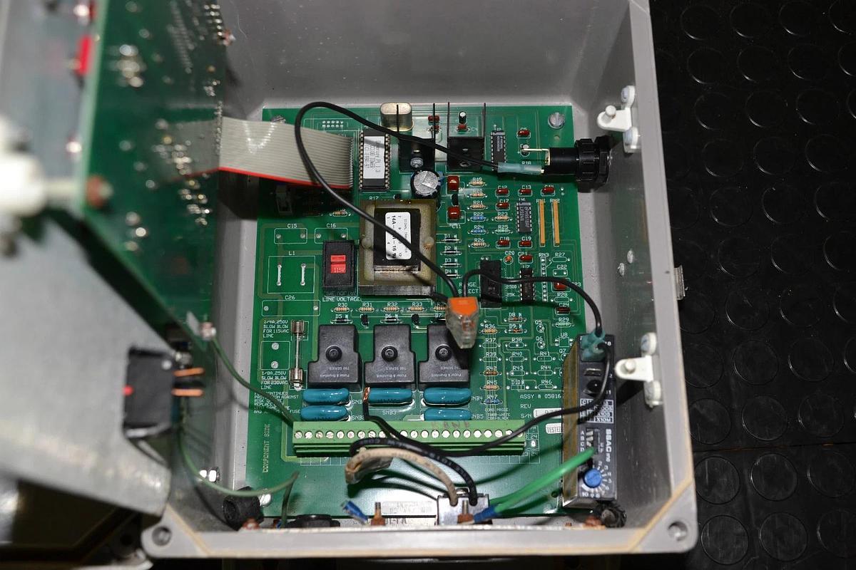 Used VISION SERIES CC100 TOWER BLEED AND FEED CONTROLLER 120 VAC 15 A 15A AMPS