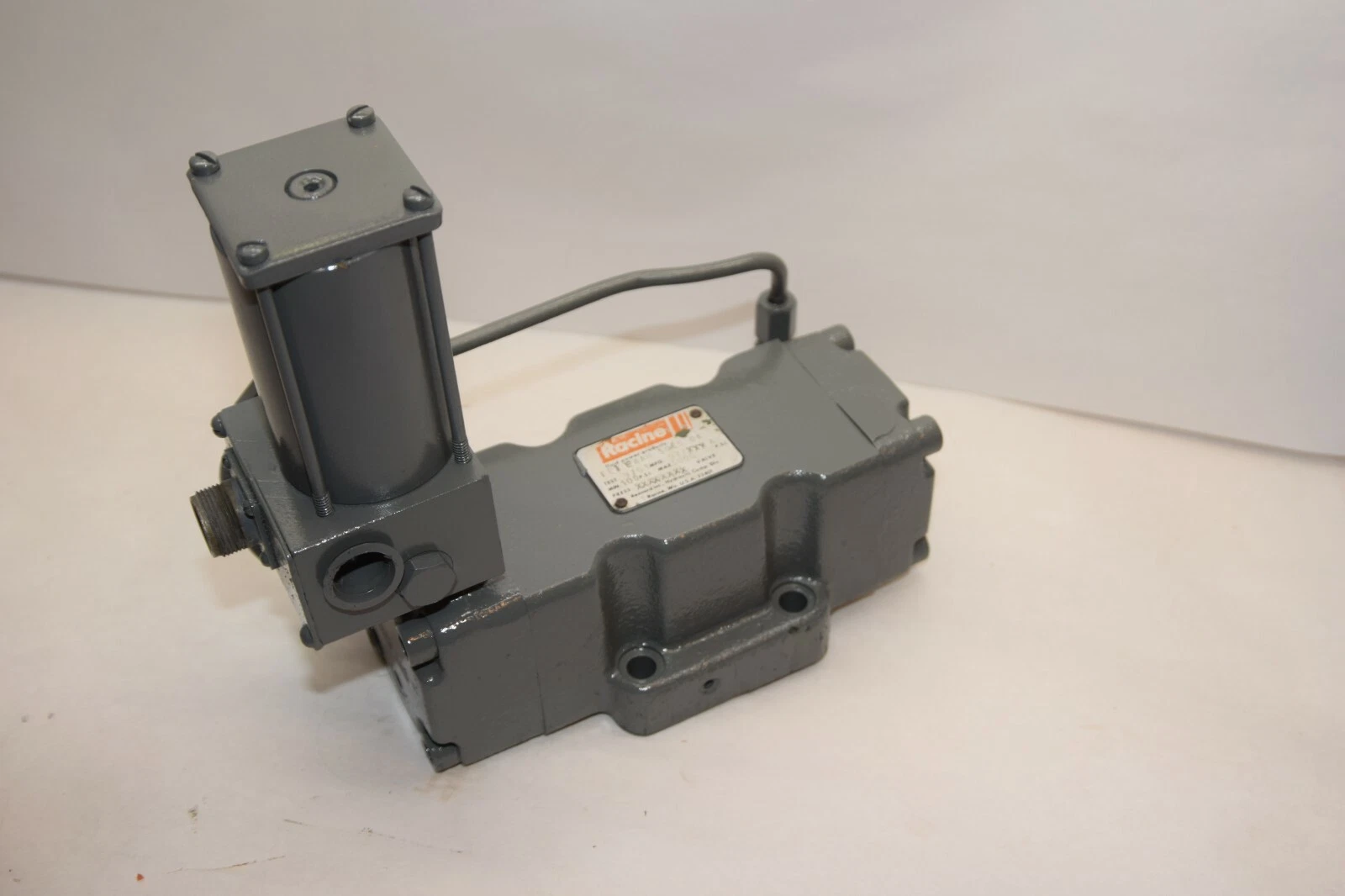 Used Racine FE1-EAAH-S06S-04 3000PSI Pressure Electrical servo Valve FE1 EAAH S06S 04