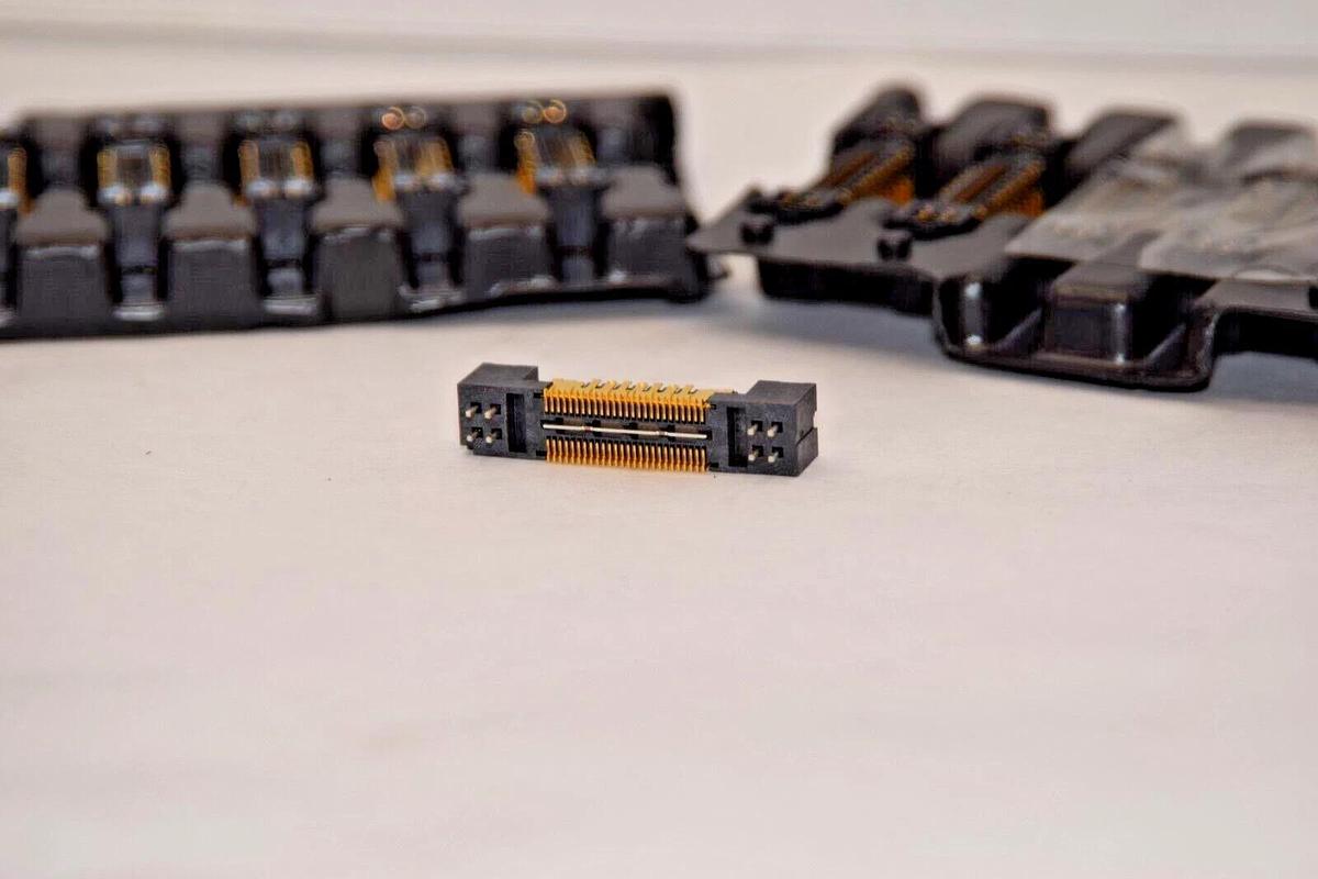 (NEW -Lot 17) 1251-9118 Header 2x8 Pairs Shielded Pitch = 0.635mm Connector