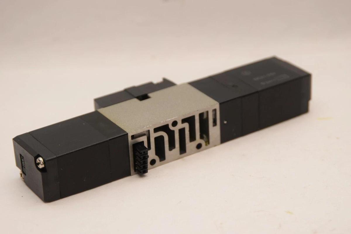 Used SMC VFS2200-5FZ 0.1-1.0MPa DC21-26V Coil Pneumatic Solenoid Valve