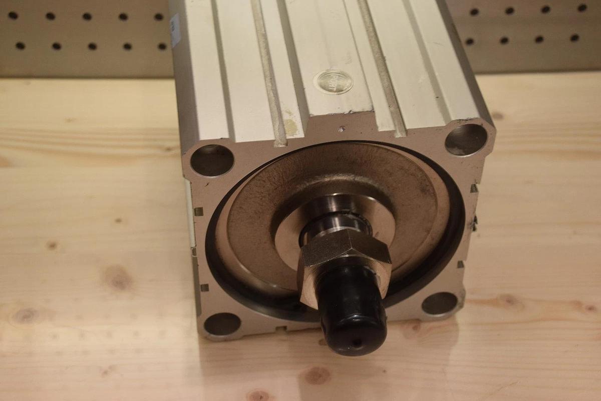 SMC PNUMATIC AIR CYLINDER US27839 US27839 max psi 145 NEW