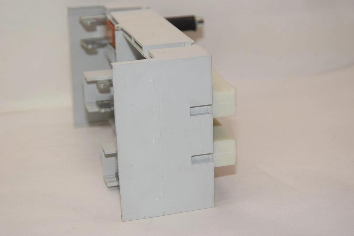 Used Siemens Busbar Adapter for Breaker 8US1213-4AQ03 8US12134AQ03 690v 600vac