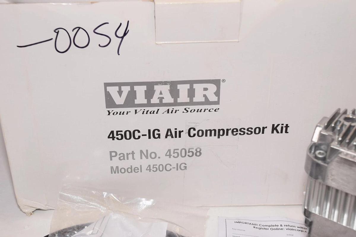 (NEW) VIAIR 45058 , 24V 13A 150psi 450CIG Air Compressor Kit