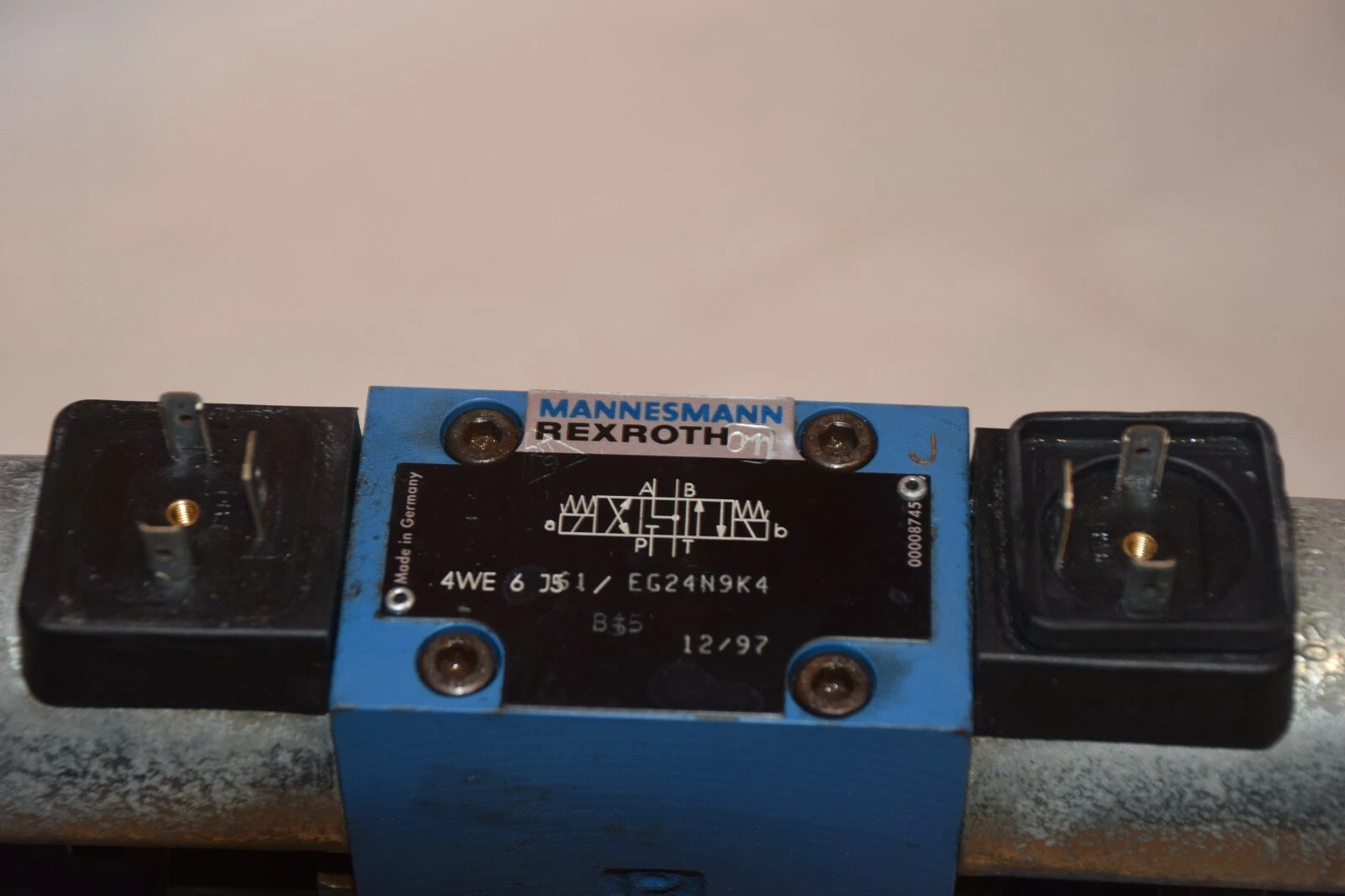Used REXROTH VALVE WITH 4WE 6 J51/EG24N9K4, Z2FS 6-2-42/1QV & 4WEH 16 W5-61/6E