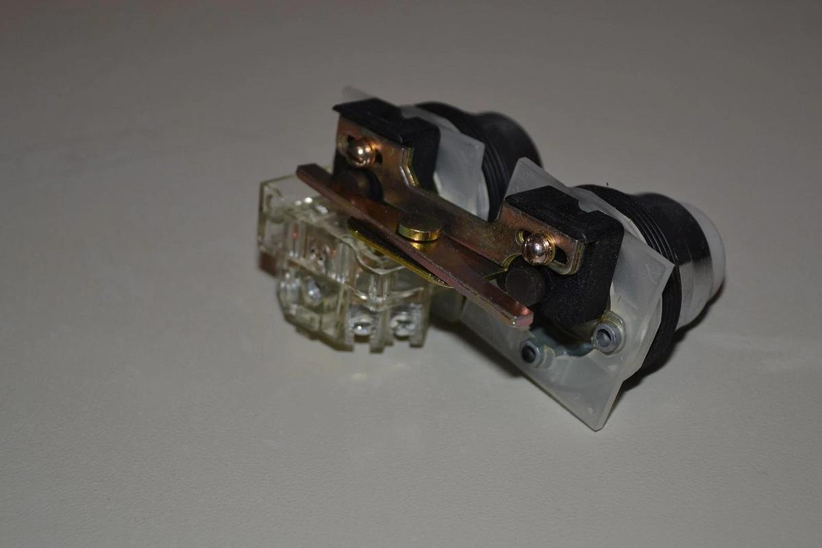 NEW SQUARE D PUSHBUTTON SWITCH 9001KR11UH1 SER K