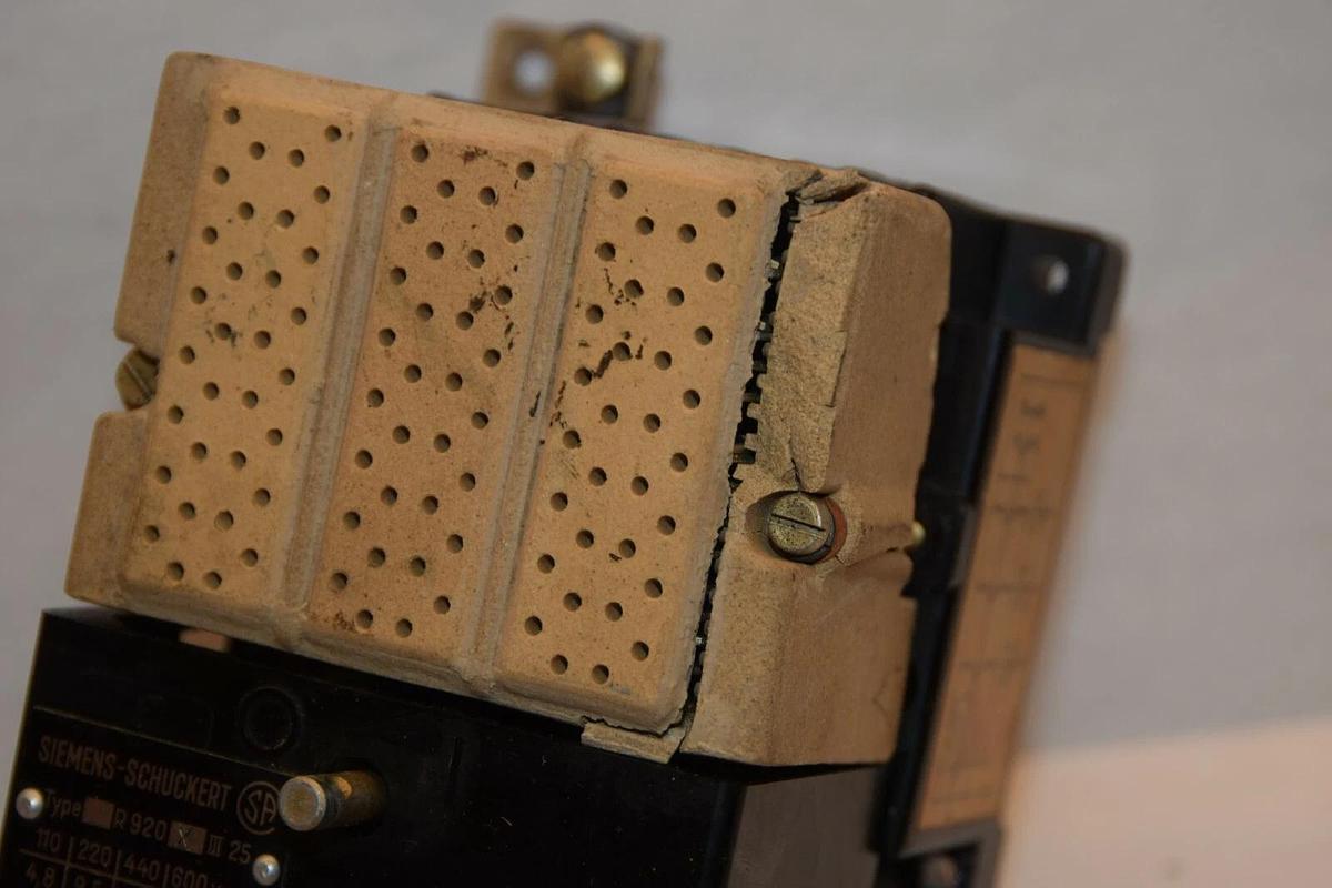 (NEW) SIEMENS Vintage R920III R20XIII25 600Vac Overload Relay