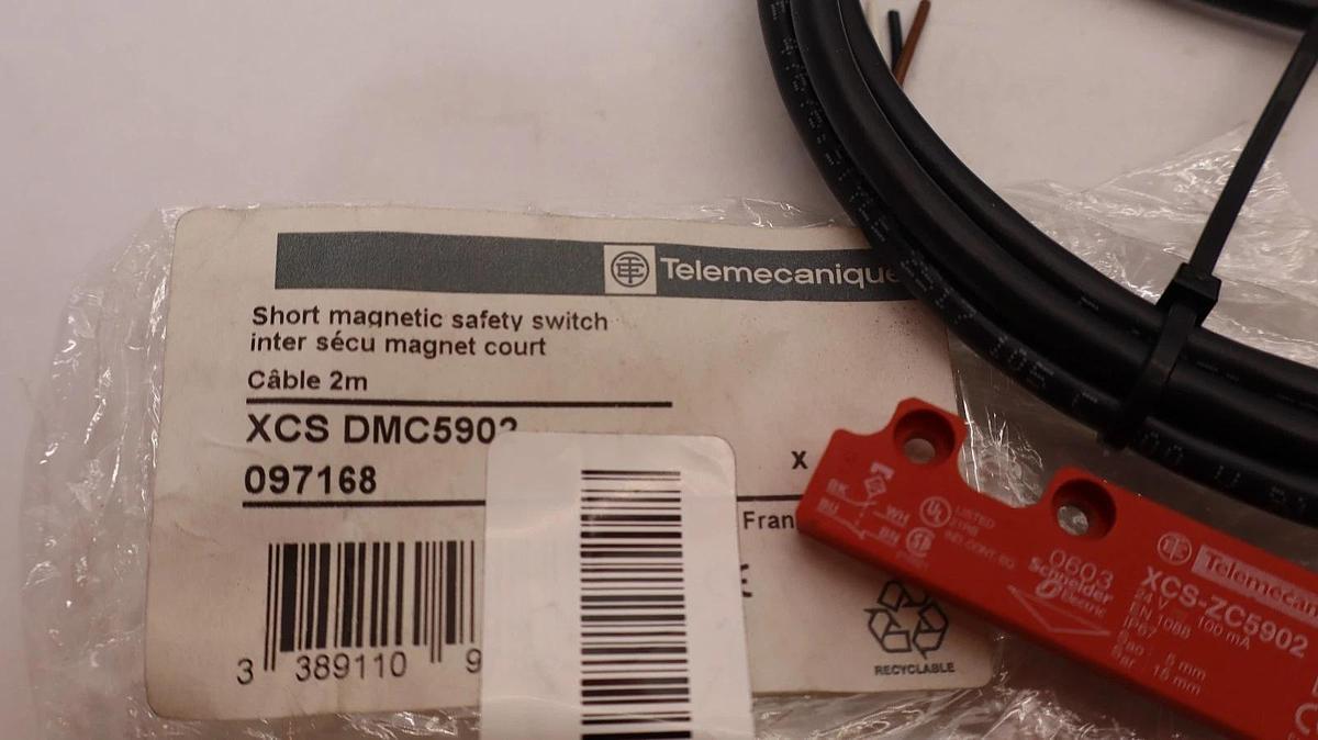 Telemecanique XCS DMC5902 , XCS-ZC5902 Short Magnetic Safety Switch (New)