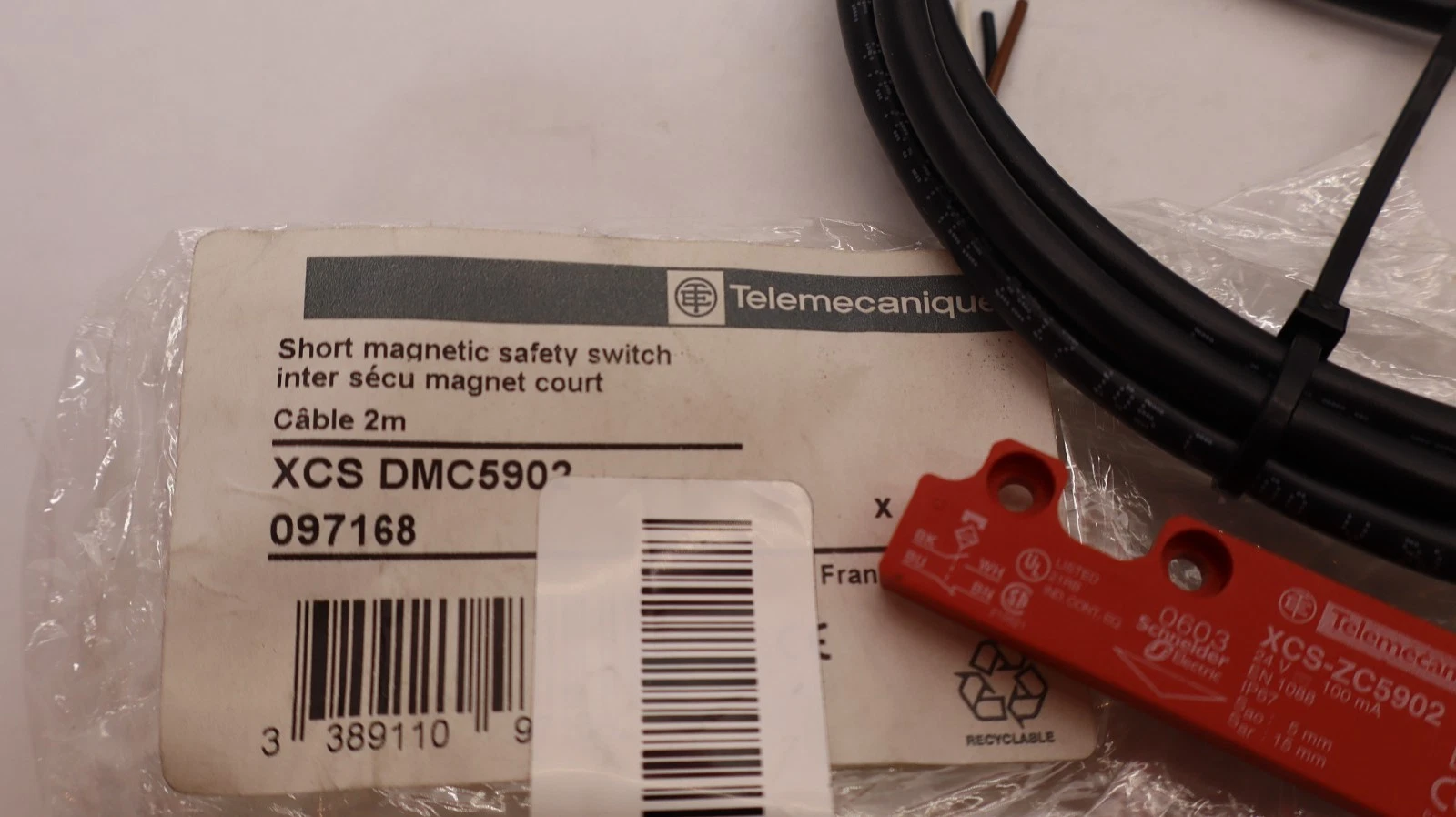 Telemecanique XCS DMC5902 , XCS-ZC5902 Short Magnetic Safety Switch (New)