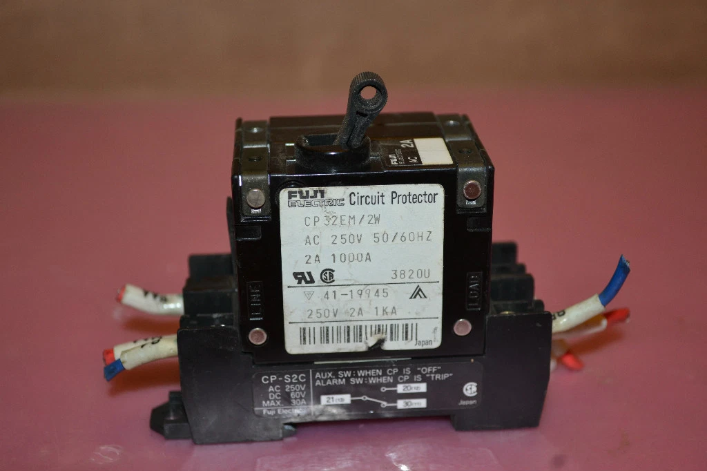 Used FUJI ELECTRIC BREAKER CP32EM/2W CP32EM2W CP32EM 2W