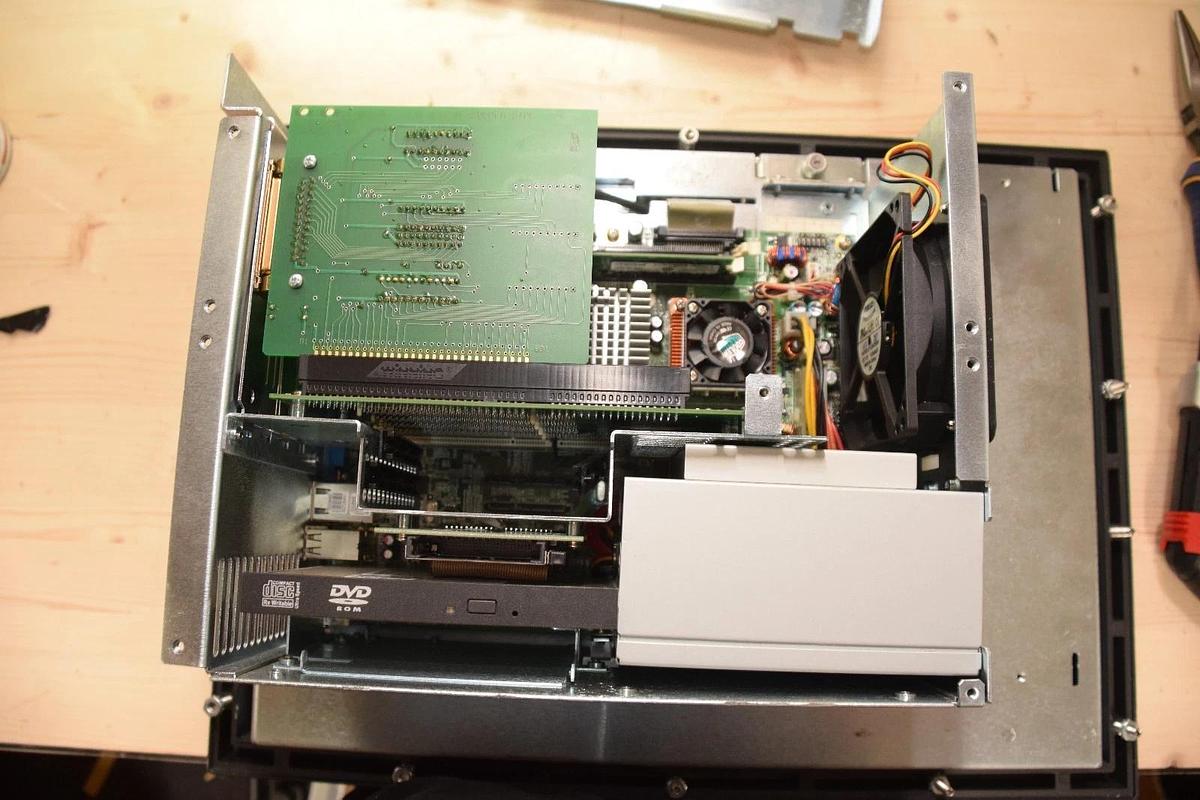 Used XYCOM 4615KPMT PM-070007 HEAVY-DUTY FLAT PANEL INDUSTRIAL PC