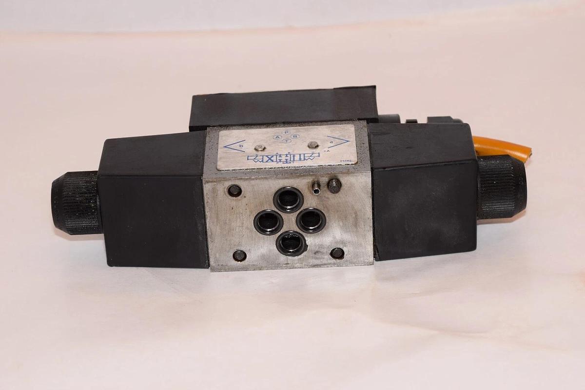 Used CONTINENTAL HYDRAULICS VS5M-3A-GB-60L-J 120/110V 50/60Hz 21W Directional Valve