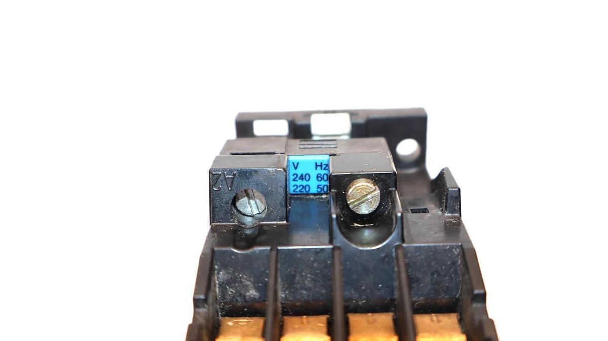 Used Siemens  Contactor 3TB41 10E 220/230v Coil  50/60Hz