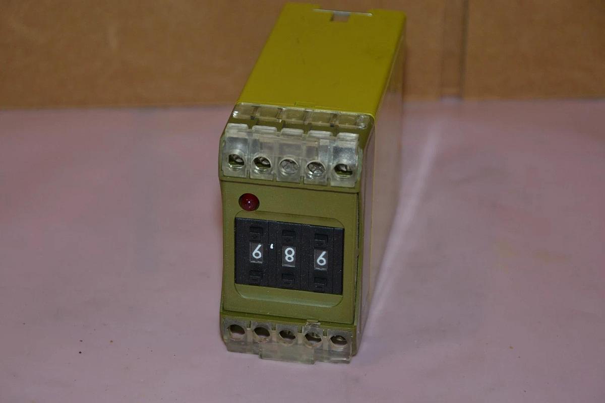 Used PILZ PA-1SK/D/220V/2UZ 250V 5A 40-60Hz Safety Relay Counter