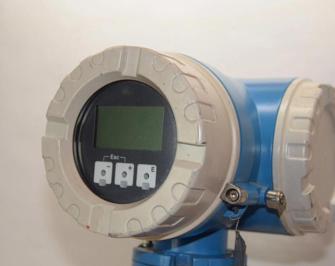 Used ENDRESS + HAUSER 53H02-EB0B1AA0BBAA Flowmeter Meter 53H02EB0B1AA0BBAA
