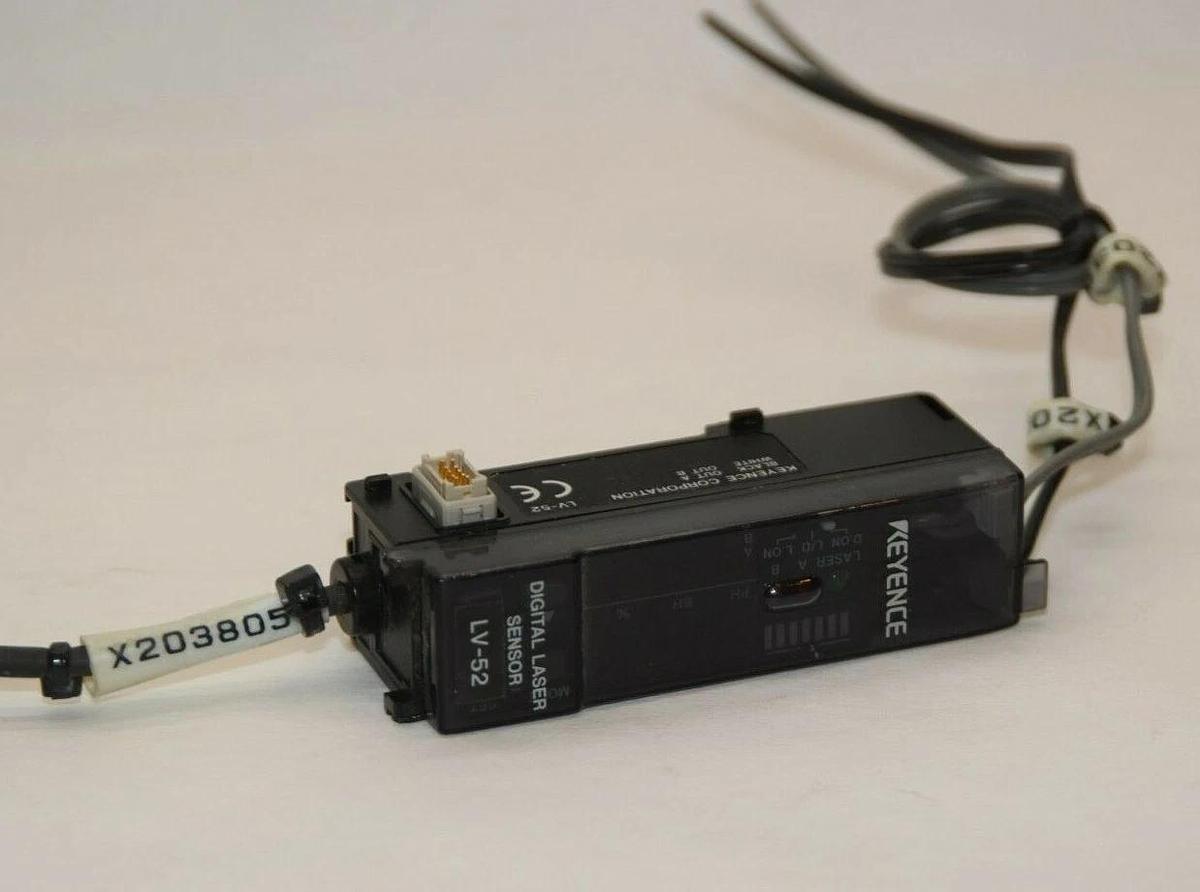 Used KEYENCE CORPORATION LV-52 LV52 Digital Laser Sensor
