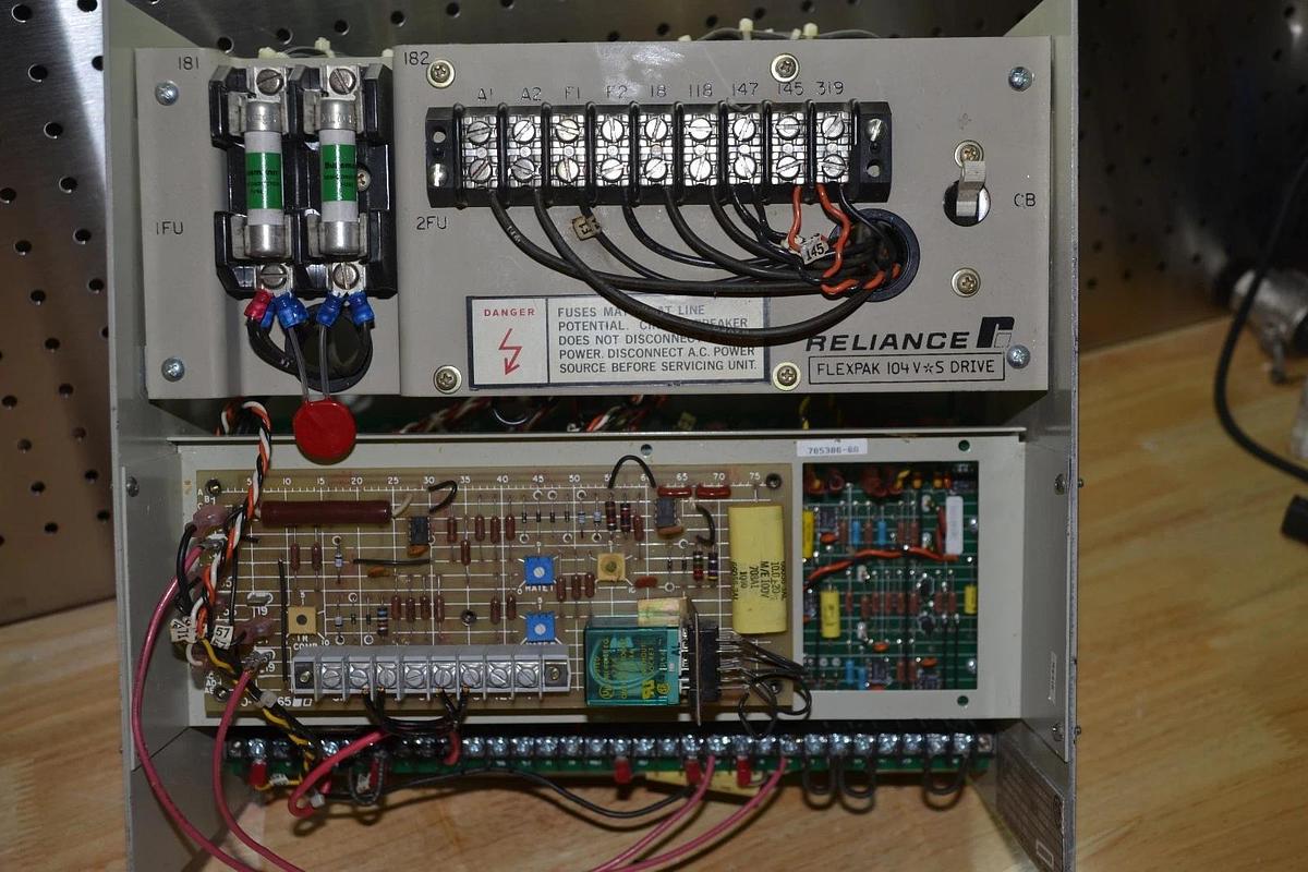 Used Reliance Flexpak 104 VS Drive 18C301 1/2hp .5hp 115vac 1ph 7.5A