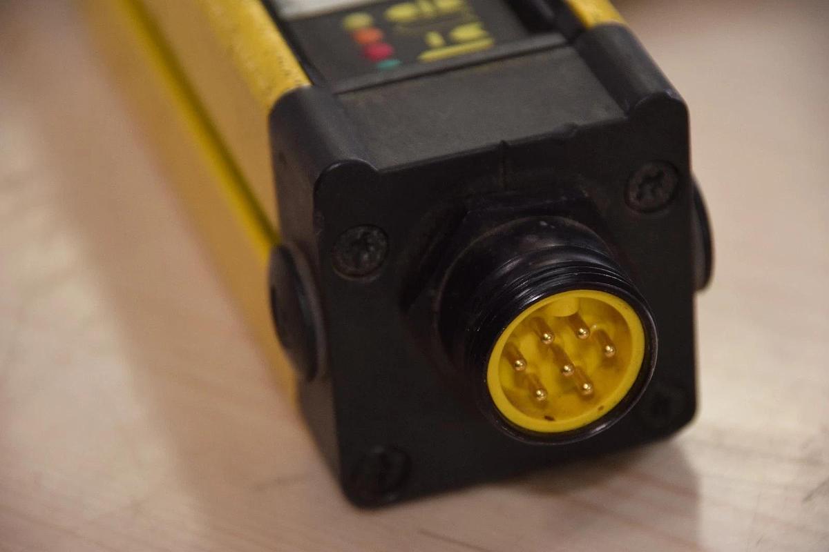 Used ALLEN BRADLEY GUARDMASTER 440L R4B0600-N TYPE 4 14mm SAFETY LIGHT CURTAIN