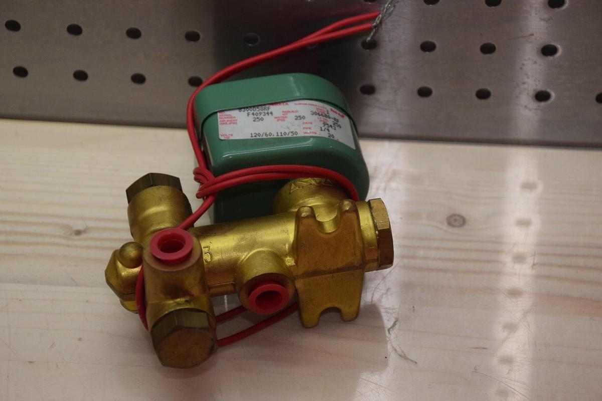 ASCO RED HAT 8300D58RF 250psi 1/4" 20W 120/60V 110/50V SWITCH NEW