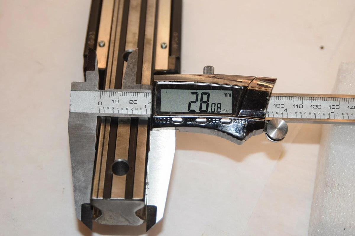 (NEW) THK HSR30LR1SS+520L 520mm Length 30mm Bar Width Linear Guide