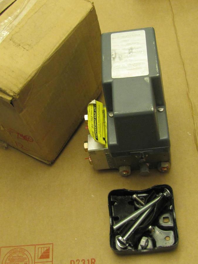 MOORE PRESSURE TRANSMITTER 50DP3313XBBXB New NOS