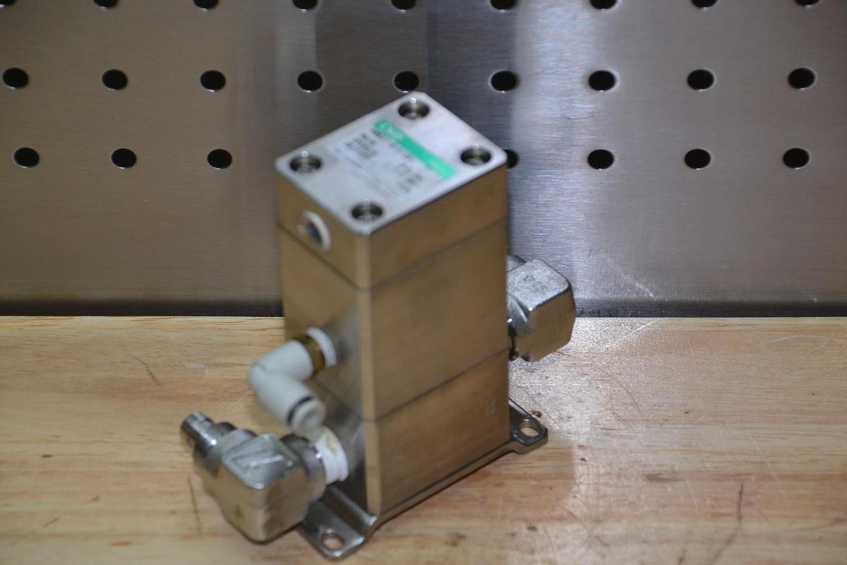 Used CKD AMB21-8-5-SB1 AMB2185SB1 0-0.5MPa PNEUMATIC VALVE