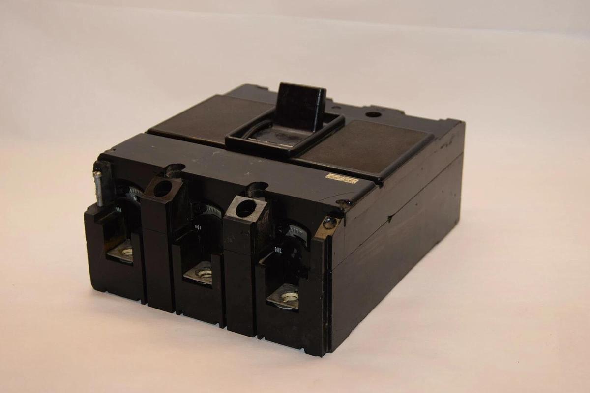 Used UNDERWRITERS LABORATORIES E-7819 CR-56 3P 150A Circuit Breaker