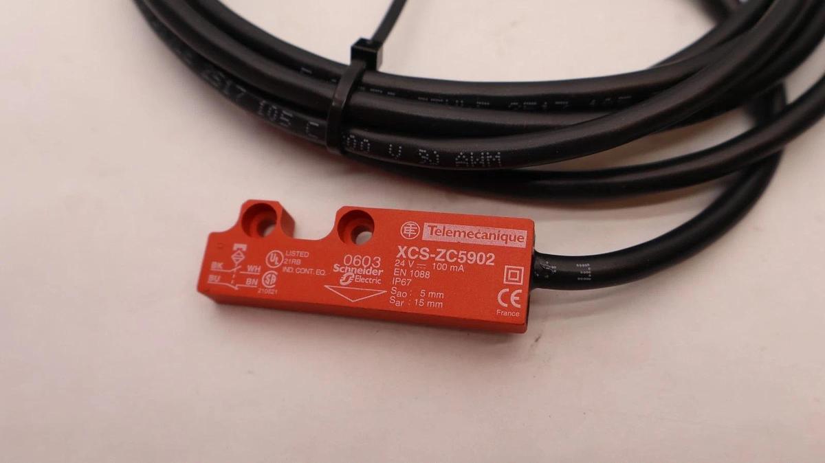 Telemecanique XCS DMC5902 , XCS-ZC5902 Short Magnetic Safety Switch (New)