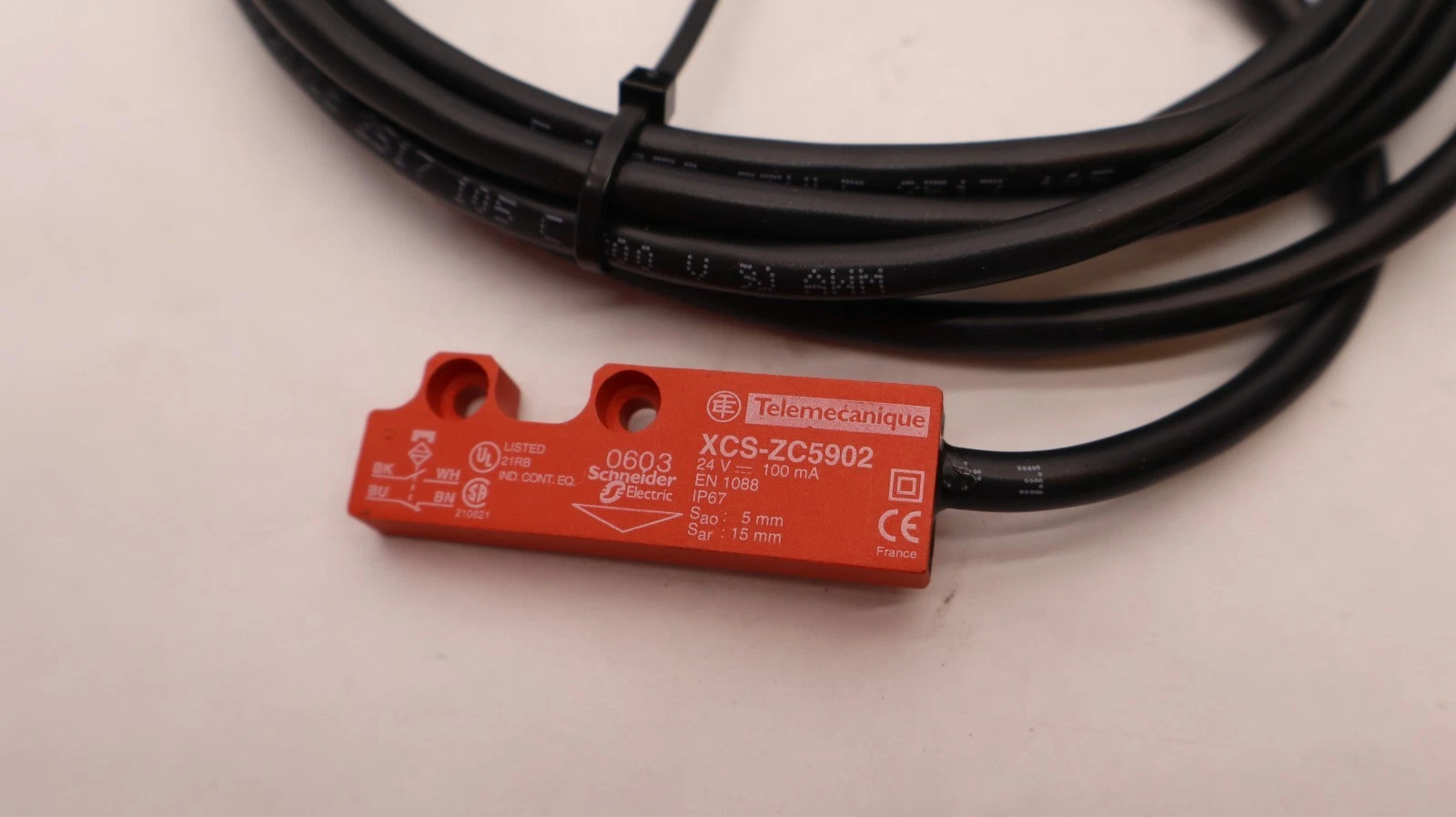 Telemecanique XCS DMC5902 , XCS-ZC5902 Short Magnetic Safety Switch (New)