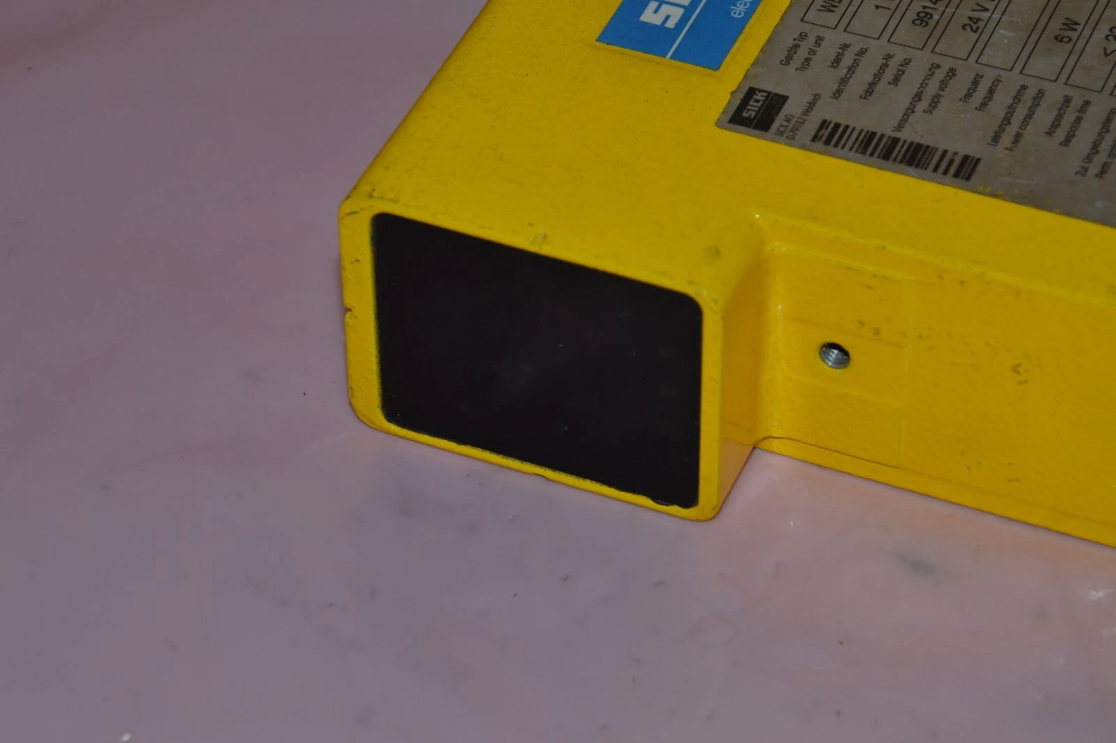 Used Sick Optic Electronic Sensor Scanner WEU 26/2-134 1 015 839  24vdc Range: .5-18m