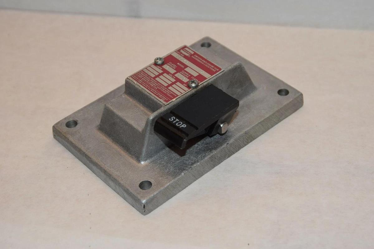 Used CROUSE HINDS DS666 NX SWITCH ENCLOSURE FOR HAZARDOUS LOCATIONS