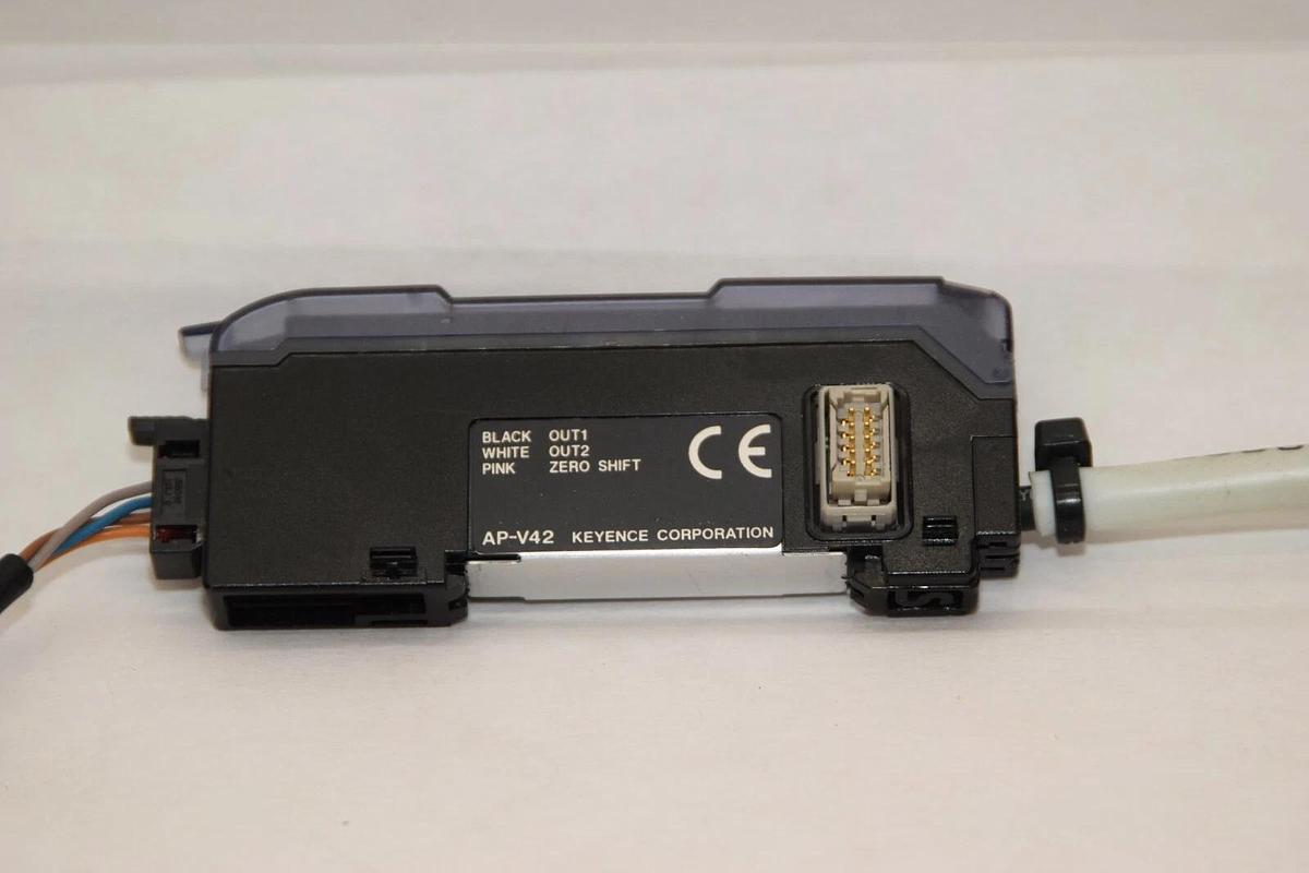 Used KEYENCE CORPORATION AP-V42 APV42 Fiber Optic Sensor Amplifier