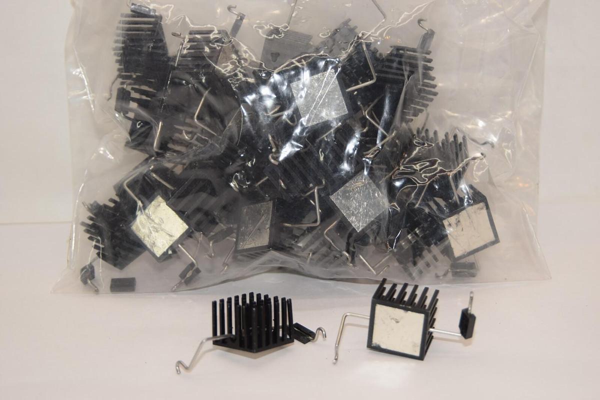 (NEW - Lot of 39) AAVID THERMALLOY 374124B60023G PCB Mount Heat Sink