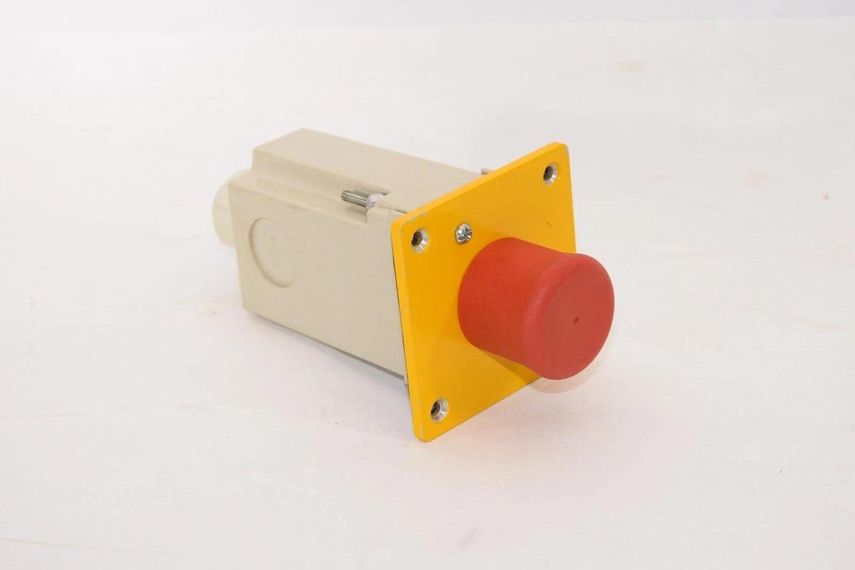 Used MOELLER 10A 600V EK01 Emergency Stop Switch With Housing