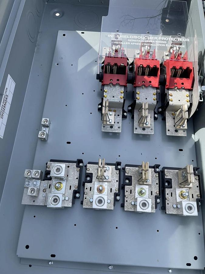 Eaton DH325NGK5 Heavy Duty, 4 wire Safety Switch Disconnect 400 Amp 240v Fusible