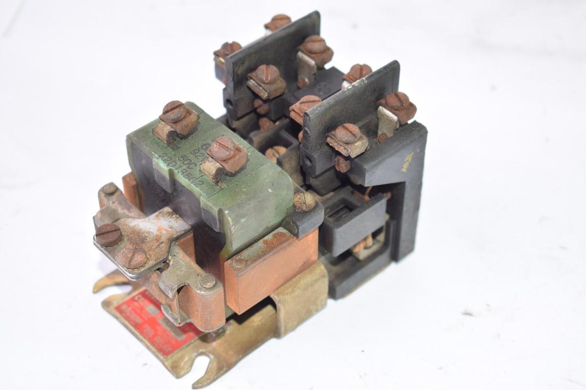 Used GENERAL ELECTRIC CR120A06002AA 115V 60Hz 300V 10A Series A Industrial Relay