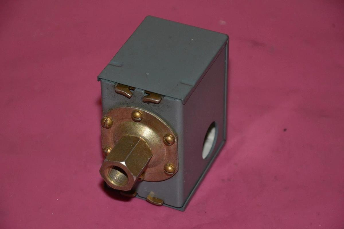 ALLEN BRADLEY PRESSURE SWITCH 830-A2210 830 A2210 830A2210 SER.A NEW