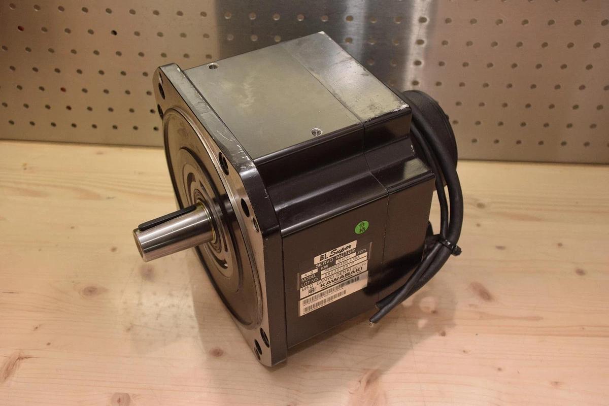 Used Kawasaki Sanyo Denki BL Super Servo Motor P80B22450LCX2A  4.2 KW  2400 RPM