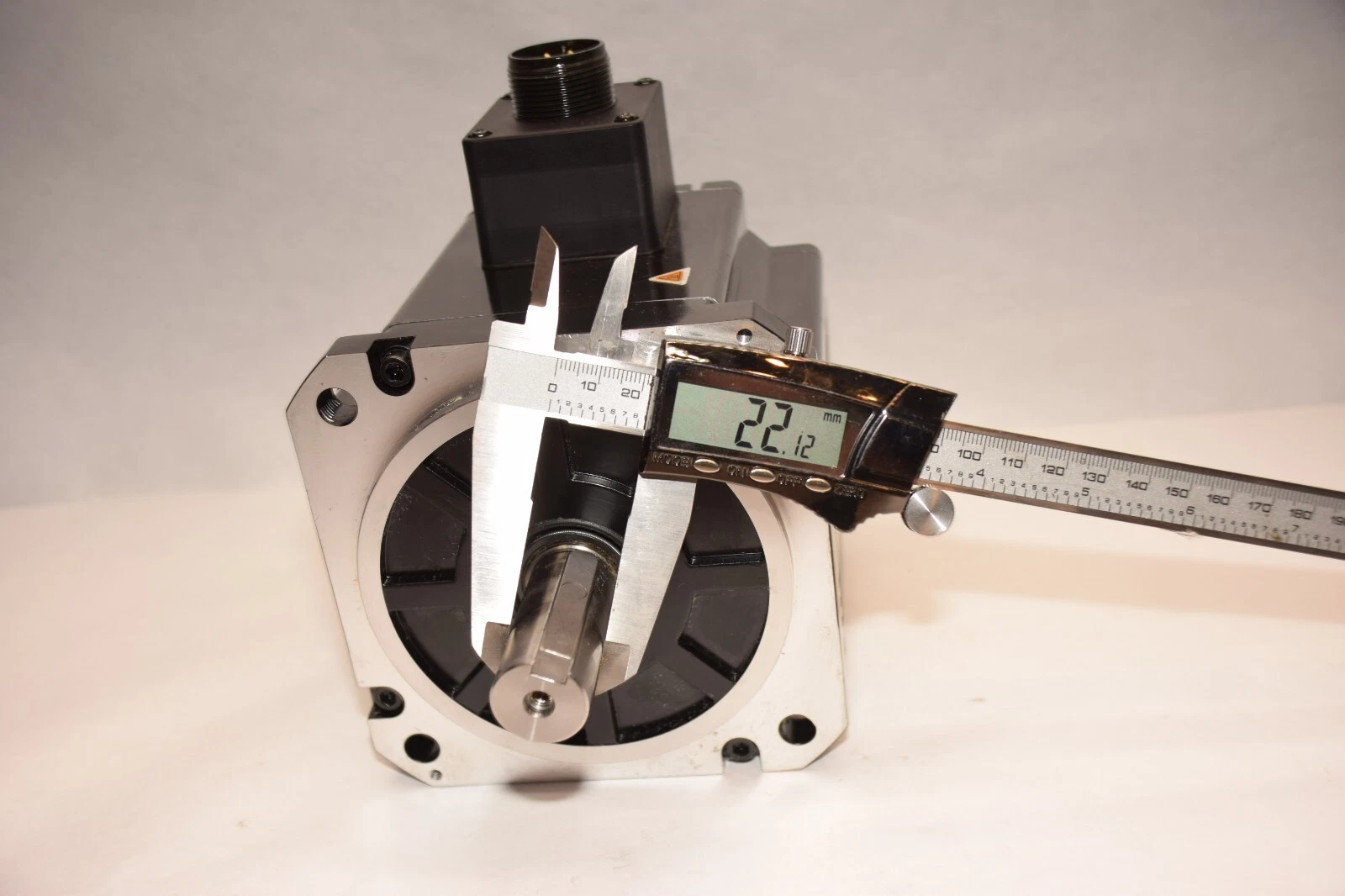 NEW HCFA Servo Motor SV-X2MG130H-N2LA SVX2MG130HN2LA 1.3kw 9.3A 1500rpm 220/240v